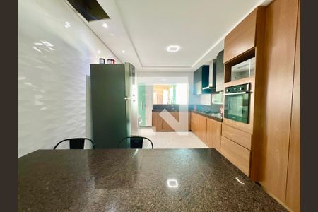 Casa para alugar com 620m², 5 quartos e 10 vagasCozinha 