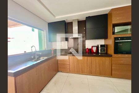 Casa para alugar com 620m², 5 quartos e 10 vagasCozinha 