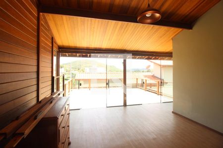 Casa de condomínio à venda com 700m², 4 quartos e 6 vagasBanheiros