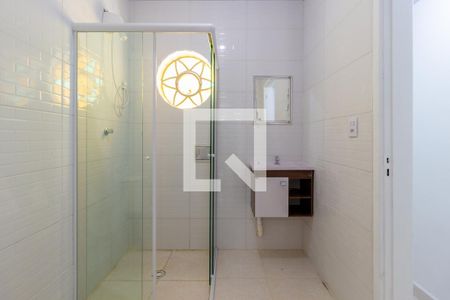 Banheiro de kitnet/studio para alugar com 1 quarto, 20m² em Vila Bertioga, São Paulo