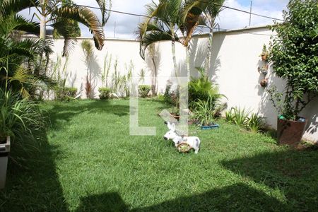 Quintal  de casa à venda com 3 quartos, 120m² em Setor Garavelo, Goiânia