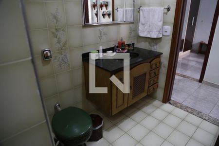 Casa à venda com 240m², 4 quartos e 3 vagasBanheiro 1