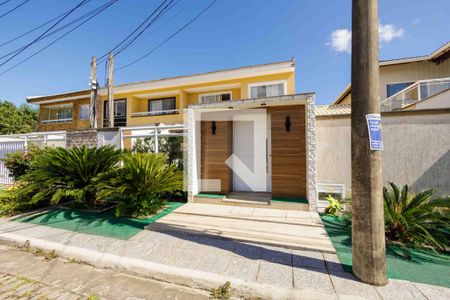 Casa de condomínio à venda com 210m², 4 quartos e 2 vagasFachada