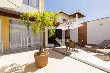 Casa de condomínio à venda com 210m², 4 quartos e 2 vagasQuintal