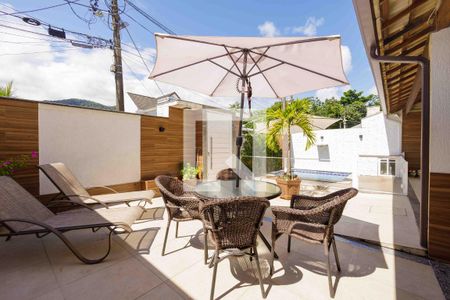 Casa de condomínio à venda com 210m², 4 quartos e 2 vagasQuintal