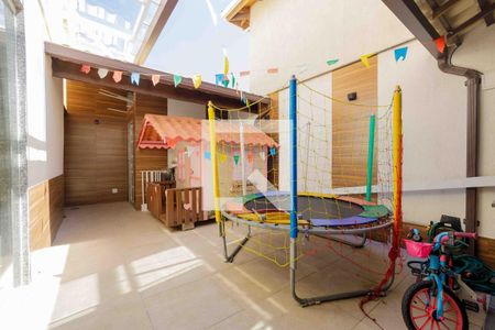 Casa de condomínio à venda com 210m², 4 quartos e 2 vagasQuintal