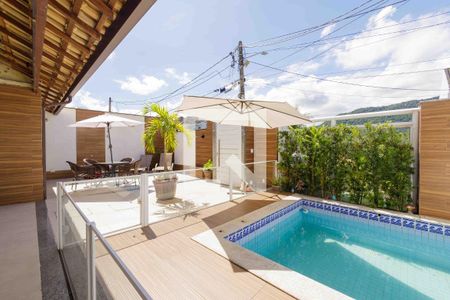 Casa de condomínio à venda com 210m², 4 quartos e 2 vagasQuintal