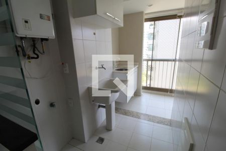 Apartamento para alugar com 70m², 2 quartos e 1 vagaÁrea de serviço que se comunica com a varanda da sala