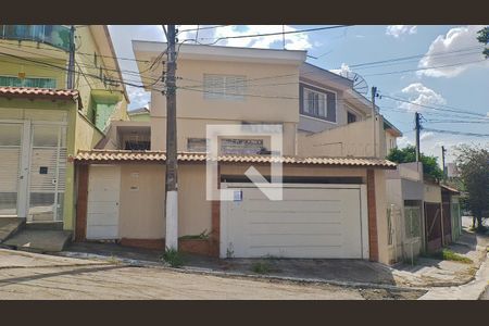 Casa à venda com 165m², 3 quartos e 2 vagas Casa à venda com 165m², 3 quartos e 2 vagasFachada