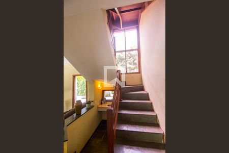 Casa de condomínio à venda com 450m², 5 quartos e 8 vagas Casa de condomínio à venda com 450m², 5 quartos e 8 vagasEscada