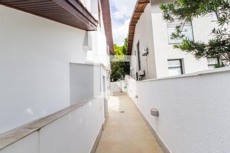Casa de condomínio à venda com 450m², 5 quartos e 8 vagas Casa de condomínio à venda com 450m², 5 quartos e 8 vagasCorredor