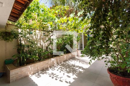 Casa à venda com 300m², 3 quartos e 2 vagasQuintal