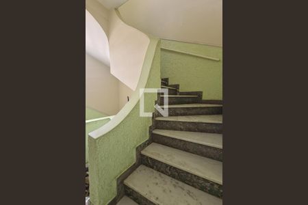 Apartamento para alugar com 100m², 2 quartos e sem vaga Apartamento para alugar com 100m², 2 quartos e sem vagaEscada