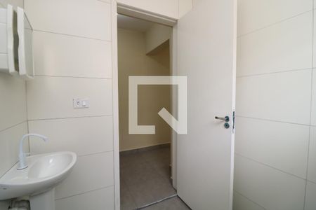 Banheiro de casa para alugar com 1 quarto, 50m² em São Rafael, São Paulo