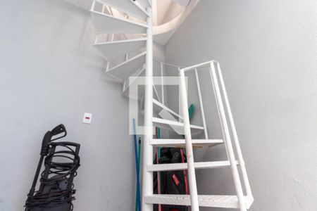Casa para alugar com 178m², 3 quartos e 2 vagas Casa para alugar com 178m², 3 quartos e 2 vagasEscada