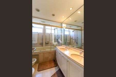 Apartamento à venda com 364m², 4 quartos e 4 vagasBanheiro da Suíte 2