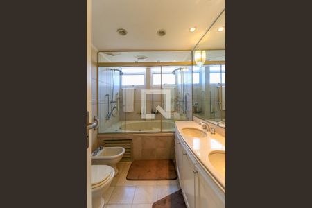 Apartamento à venda com 364m², 4 quartos e 4 vagasBanheiro da Suíte 2