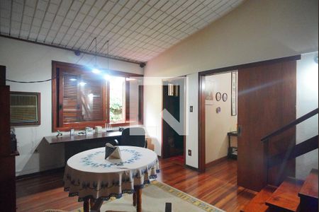 Casa à venda com 375m², 4 quartos e 2 vagasEscritório