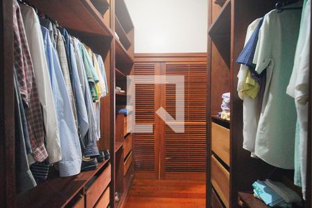 Casa à venda com 375m², 4 quartos e 2 vagasCloset