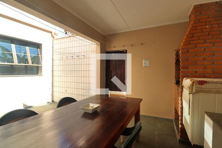 Casa à venda com 215m², 3 quartos e 2 vagasQuintal