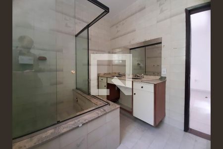 Casa de condomínio para alugar com 911m², 6 quartos e 3 vagasBanheiro do Quarto 3 - Suíte