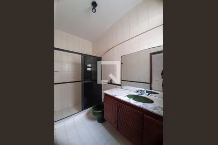 Casa de condomínio para alugar com 911m², 6 quartos e 3 vagasBanheiro do Quarto 2 - Suíte