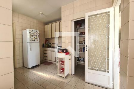 Casa à venda com 310m², 6 quartos e 1 vaga Casa à venda com 310m², 6 quartos e 1 vagaCozinha