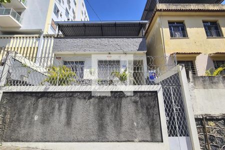 Casa à venda com 310m², 6 quartos e 1 vaga Casa à venda com 310m², 6 quartos e 1 vagaFachada casa principal com placa