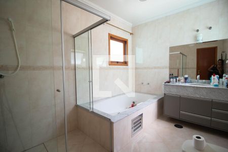 Casa à venda com 329m², 5 quartos e 3 vagasBanheiro da Suíte 1