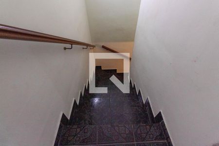 Casa para alugar com 130m², 2 quartos e 1 vaga Casa para alugar com 130m², 2 quartos e 1 vagaEscada