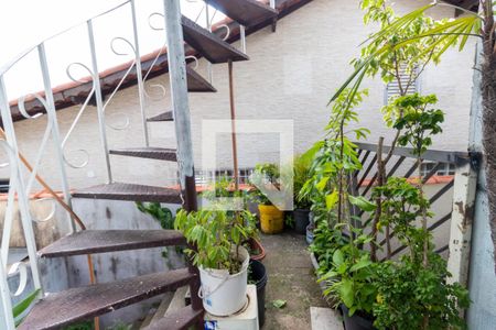 Casa para alugar com 130m², 2 quartos e 1 vaga Casa para alugar com 130m², 2 quartos e 1 vagaEscada
