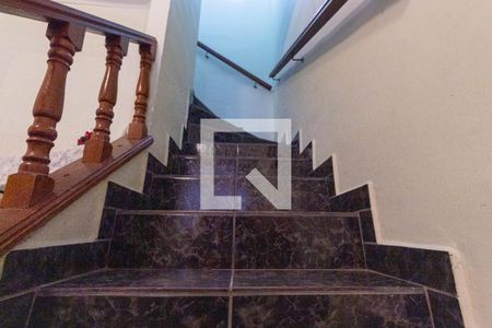 Escada de casa para alugar com 2 quartos, 130m² em Parque das Paineiras, São Paulo