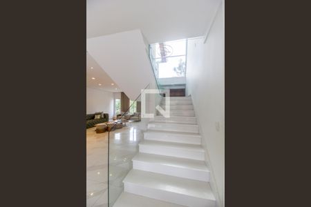 Casa de condomínio à venda com 554m², 4 quartos e 4 vagasEscada