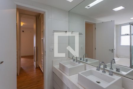 Apartamento à venda com 220m², 3 quartos e 4 vagasBanheiro da Suíte 3