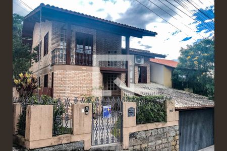 Casa para alugar com 400m², 4 quartos e 2 vagasFachada