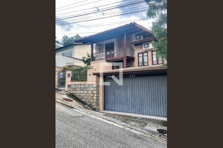 Casa para alugar com 400m², 4 quartos e 2 vagasFachada