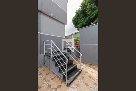 Casa de condomínio à venda com 71m², 2 quartos e 1 vaga Casa de condomínio à venda com 71m², 2 quartos e 1 vagaEscada