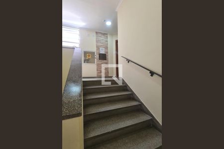 Apartamento à venda com 120m², 2 quartos e 1 vaga Apartamento à venda com 120m², 2 quartos e 1 vagaEscada