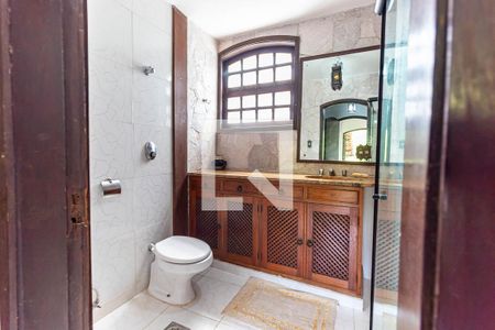 Casa à venda com 600m², 5 quartos e 3 vagas Casa à venda com 600m², 5 quartos e 3 vagasBanheiro Suite 1