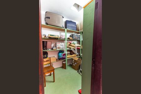 Casa à venda com 600m², 5 quartos e 3 vagas Casa à venda com 600m², 5 quartos e 3 vagasRoupeiro