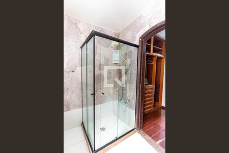 Casa à venda com 600m², 5 quartos e 3 vagas Casa à venda com 600m², 5 quartos e 3 vagasBanheiro Suite 1