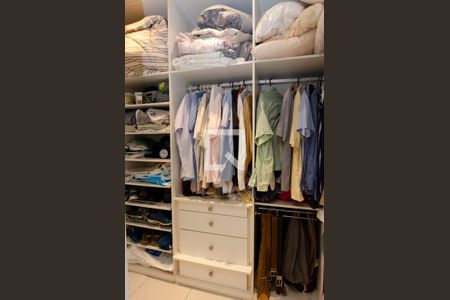 Apartamento à venda com 334m², 3 quartos e 2 vagas Apartamento à venda com 334m², 3 quartos e 2 vagasCloset da suíte 2