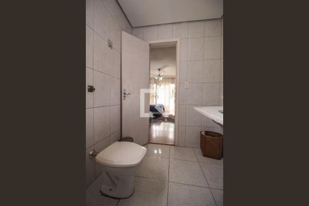 Casa para alugar com 590m², 6 quartos e 3 vagas Casa para alugar com 590m², 6 quartos e 3 vagasBanheiro da Suite 2