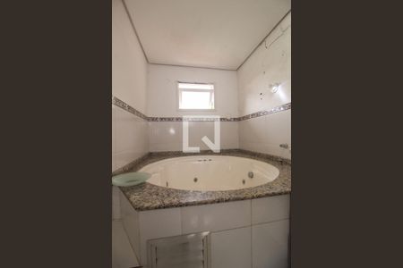 Casa para alugar com 590m², 6 quartos e 3 vagas Casa para alugar com 590m², 6 quartos e 3 vagasBanheiro suite 3