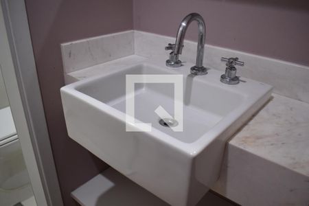 Banheiro de apartamento para alugar com 1 quarto, 34m² em Centro, Curitiba