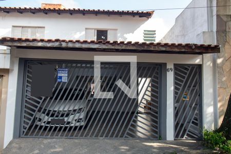 Casa à venda com 144m², 3 quartos e 2 vagas Casa à venda com 144m², 3 quartos e 2 vagasFachada