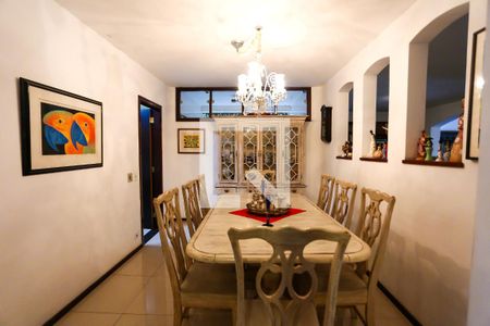 Casa à venda com 586m², 4 quartos e 5 vagas Casa à venda com 586m², 4 quartos e 5 vagasSala 4