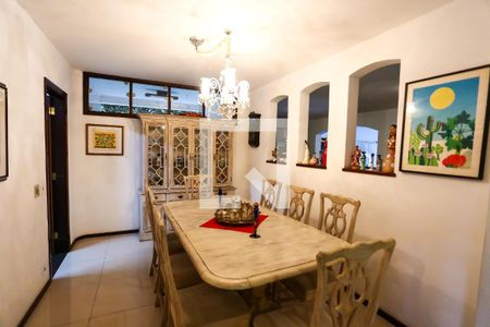 Casa à venda com 586m², 4 quartos e 5 vagas Casa à venda com 586m², 4 quartos e 5 vagasSala 4