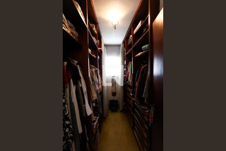 Casa à venda com 586m², 4 quartos e 5 vagas Casa à venda com 586m², 4 quartos e 5 vagasCloset da suíte 2