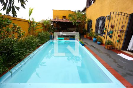 Casa à venda com 586m², 4 quartos e 5 vagas Casa à venda com 586m², 4 quartos e 5 vagasÁrea comum - Piscina